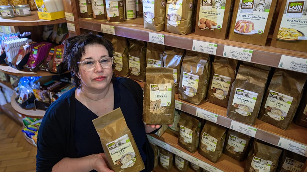 We wobchodźe róloweho młyna prezentuje jednaćelka Anne Rolle-Baldauf produkty ze starych žitnych družin.  / Foto: Hendrik Schmidt/dpa