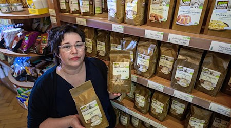 En la tienda Rolle-Mühle, la Directora Gerente Anne Rolle-Baldauf presenta productos elaborados con variedades antiguas de cereales.  / Foto: Hendrik Schmidt/dpa