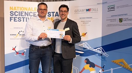Das Gewinnerteam aus Meißen: Michael Weidhase und Marius Schumann mit ihrem Ticket für Litauen. Bild: Flightseeing