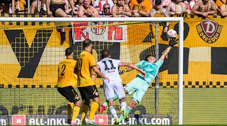 Goalkeeper Tim Schreiber (Dynamo Dresden, r) cannot prevent the 2:2 goal. / Photo: Robert Michael/dpa