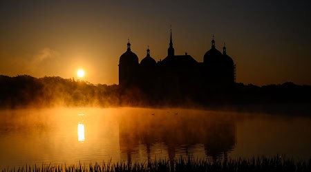 Der Samstag startet in Sachsen laut Deutschem Wetterdienst zunächst vor allem in Ostsachsen mit vereinzelten Schauern und Quellwolken. Der Sonntag wird überwiegend heiter und trocken bei bis zu 25 Grad. (Archivbild) / Foto: Robert Michael/dpa
