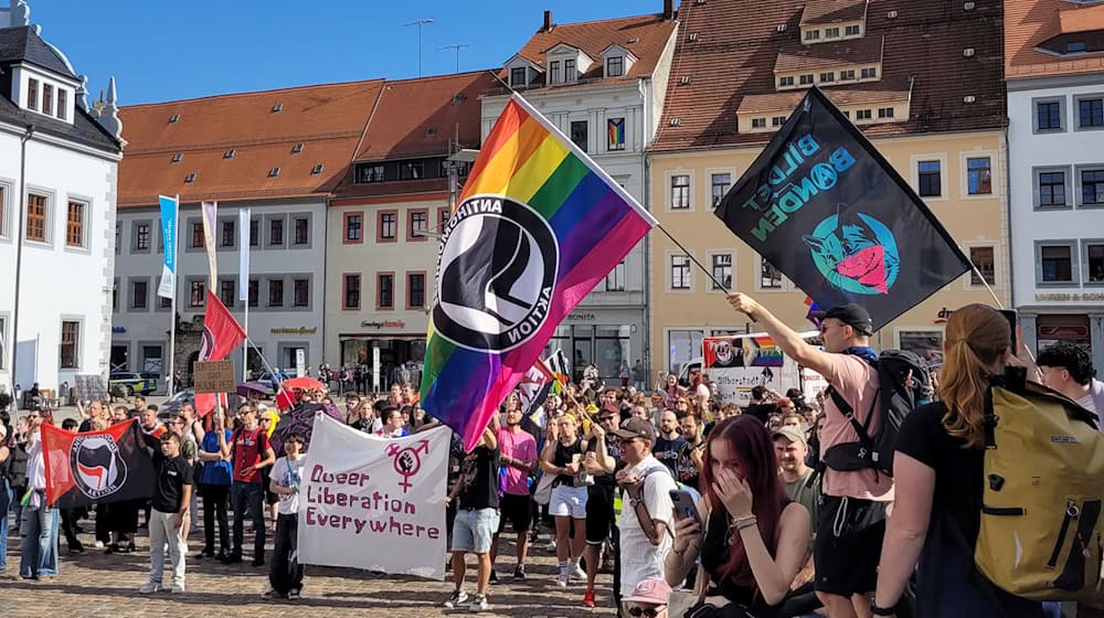 Unter dem Motto «Vielfalt verteidigen! Glitzer gegen Hass!» haben rund 500 Menschen in Freiberg den zweiten Christopher Street Day der Stadt gefeiert. / Foto: Frank Hoffmann/SPM Gruppe/dpa
