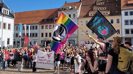 Unter dem Motto «Vielfalt verteidigen! Glitzer gegen Hass!» haben rund 500 Menschen in Freiberg den zweiten Christopher Street Day der Stadt gefeiert. / Foto: Frank Hoffmann/SPM Gruppe/dpa