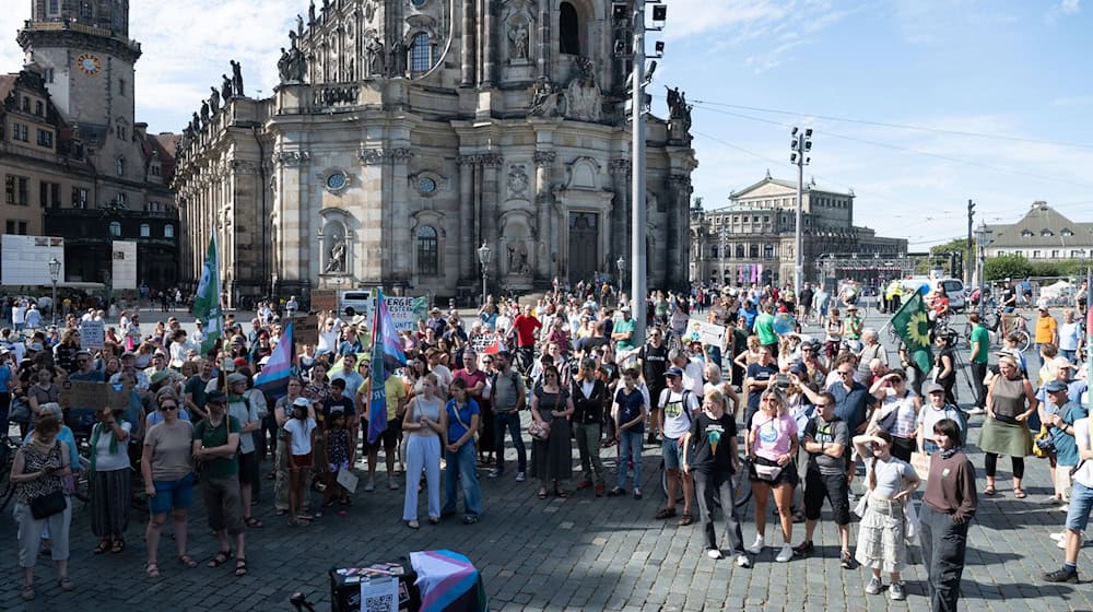 Am Schlossplatz versammelten sich die Teilnehmer zur Auftaktkundgebung. / Foto: Sebastian Kahnert/dpa