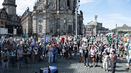 Am Schlossplatz versammelten sich die Teilnehmer zur Auftaktkundgebung. / Foto: Sebastian Kahnert/dpa