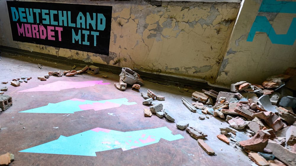 «Němska mori sobu» steji w dźěle Luke Carter na Streetart-festiwalu Ibug w Kamjenicy. Ibugowy festiwal je lětsa po zarjadowarjach nowy wopytowarski rekord docpěł. (Archivbild) / Foto: Hendrik Schmidt/dpa