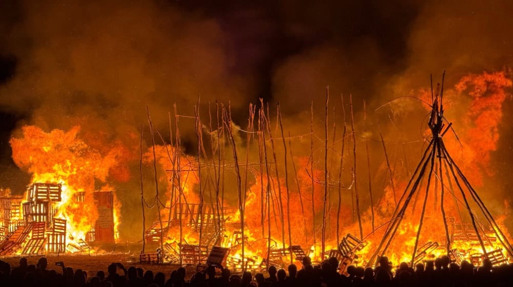 Feuerspektakel am Sonntagabend an der Elbe in Radebeul als Höhepunkt des Weinfestes. Bild im Text: Vor dem Feuer. Fotos: Ulf Mallek