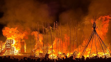 Feuerspektakel am Sonntagabend an der Elbe in Radebeul als Höhepunkt des Weinfestes. Bild im Text: Vor dem Feuer. Fotos: Ulf Mallek
