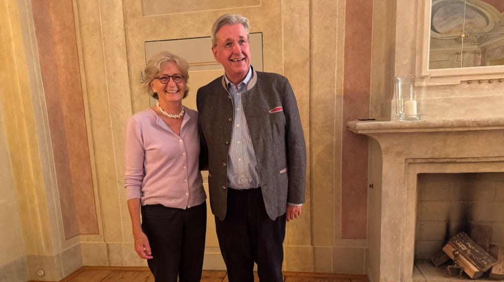 Caroline (71) und Dr. Christoph Hollenders (73) in ihrem barocken Festsaal. Foto: Ulf Mallek
