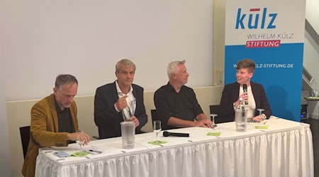 Das Podium in der Winzergenossenschaft v.l.n.r: Alexander Tesken, Markus Heinker, Peter Stawowy und Astrid Pietrus. Foto: Ulf Mallek