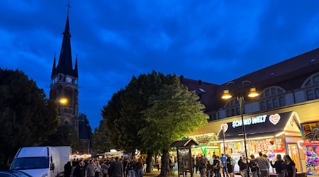 Am Kirchplatz: Winzerstraßenfest in Weinböhla. Foto: Ulf Mallek