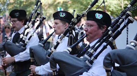 Bei den Highland Games treten auch Pipe-Bands auf. Der Dudelsack hat in Schottland eine besondere Tradition. / Foto: Sebastian Willnow/dpa