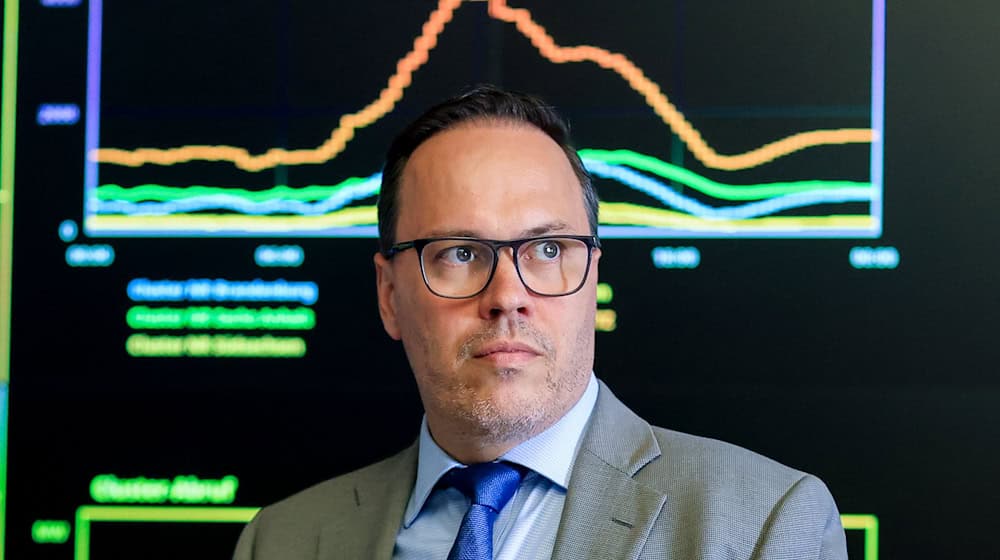 Saxony's Minister of Economic Affairs Dirk Panter (SPD) is traveling to Taiwan for talks with representatives of the semiconductor industry - where he is visiting the Semicon trade fair, among other things. (Archive photo) / Photo: Jan Woitas/dpa