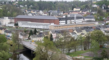 Nach einem gescheiterten Ausbruchsversuch in der JVA Waldheim prüft die Anstaltsleitung mögliche Konsequenzen. (Archivbild) / Foto: Sebastian Kahnert/dpa