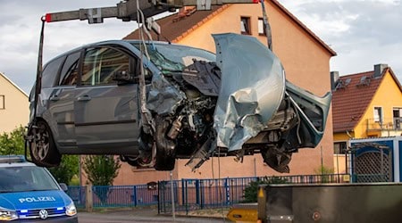 Una grúa eleva un coche siniestrado a la zona de carga / Foto: Daniel Schäfer/dpa-Zentralbild/dpa