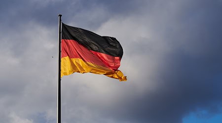 Eine knappe Mehrheit der Ostdeutschen sieht die Einheit als Gewinn. (Archivbild) / Foto: Annette Riedl/dpa