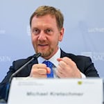 Michael Kretschmer (CDU) sieht die Bundesregierung bei der Unterstützung der ostdeutschen Rüstungsindustrie in der Pflicht. (Archivbild) / Foto: Jan Woitas/dpa