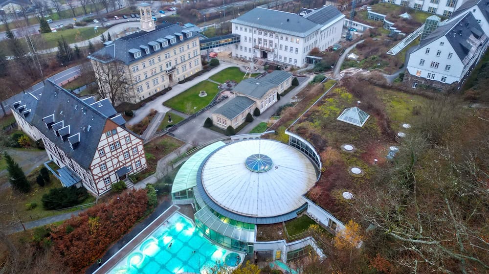 Kurowy dom w Termalbadźe Łučna kupjel je po dołhim saněrowanju zaso wotewrjena. (Archivbild) / Foto: Hendrik Schmidt/dpa