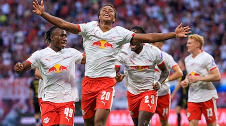  Assan Ouedraogo (M, RB Leipzig) bejubelt bei seinem Startelf-Debüt auch sein Tor-Debüt im RB-Trikot. / Foto: Jan Woitas/dpa