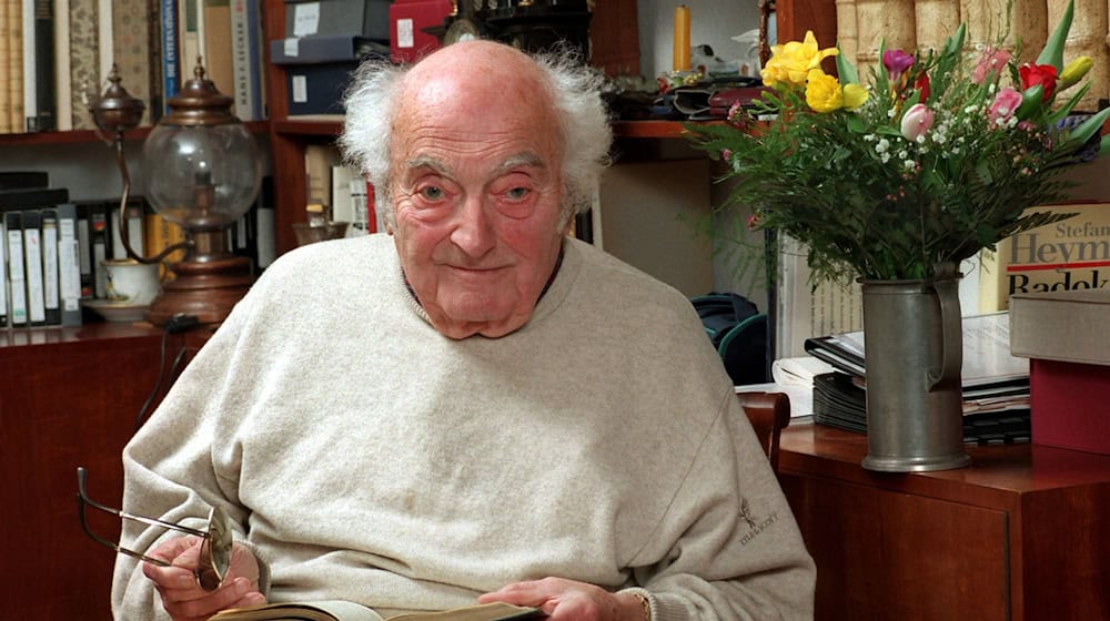 Spisowaćel Stefan Heym (1913-2001) běše wažny hłós opozicionelneje literatury w NDR. (Archivbild) / Foto: picture alliance / dpa