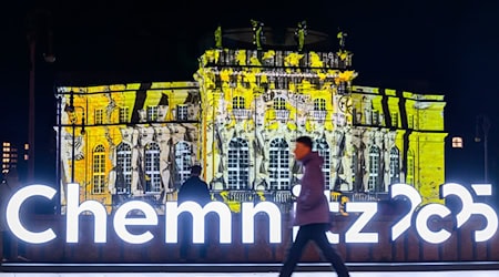 The light installation by Polish artist Ari Dykier, "Mechanical Opera", is projected onto the Chemnitz Opera House / Photo: Hendrik Schmidt/dpa