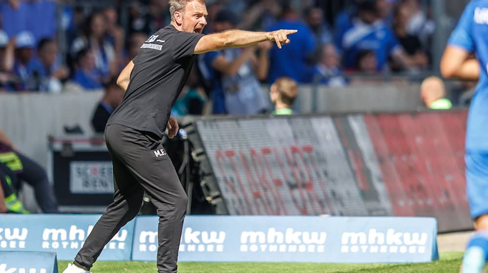 Magdeburg coach Markus Fiedler sets the direction / Photo: Andreas Gora/dpa
