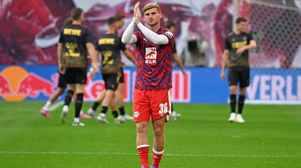 Timo Werner (RB Leipzig) stand erstmals wieder im RB-Kader und wurde von den Fans mit Sprechchören gefeiert.  / Foto: Jennifer Brückner/dpa