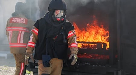Feuerwehrleute bei einer Übung im neuen Brand- und Katastrophenschutzzentrum Vogtland. / Foto: Jan Woitas/dpa