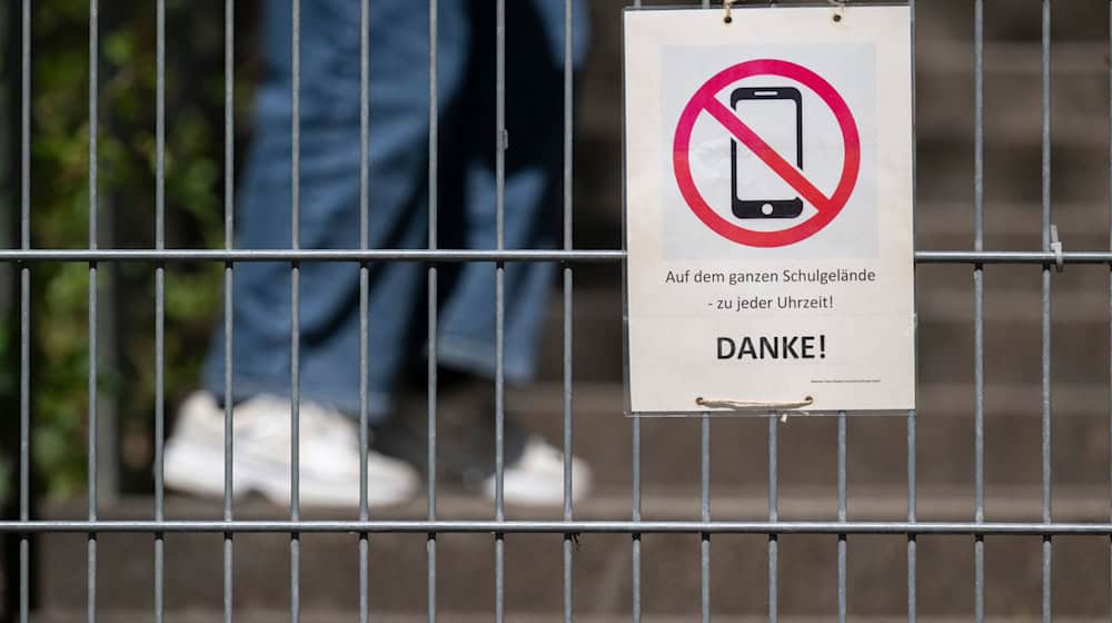 Pawšalny, zakonski zakaz smartphona tež w dalewjedźacych šulach njeje z wida za kubłanje přisłušnych ministrow z Durinskeje, Sakskeje a Saksko-Anhaltskeje žane rozrisanje. (Archivbild) / Foto: Marijan Murat/dpa