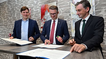Conrad Clemens (l, CDU), Minister for Culture of Saxony, Christian Tischner (M, CDU), Minister for Education, Science and Culture of Thuringia, and Jan Riedel (r, CDU), Minister for Education of Saxony-Anhalt, sign a cooperation agreement between the three ministries entitled "Strong Education Region of Central Germany". / Photo: Martin Schutt/dpa