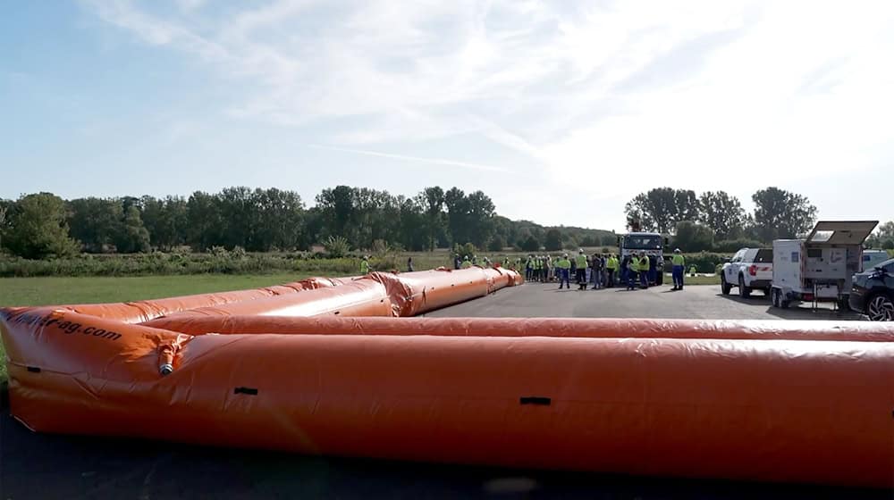 Das mobile Hochwasserschutzsystem «Beaver» wurde in Grimma getestet. / Foto: Tobias Junghanns/dpa