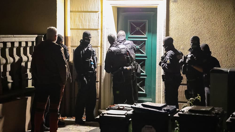 Polizisten haben in Wuppertal einen mutmaßlichen Schleuser verhaftet. / Foto: Gianni Gattus/dpa