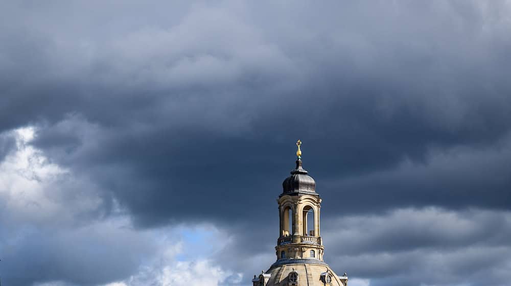 Über Sachsen ziehen am Sonntag zunehmend Wolken auf – am Nachmittag drohen Gewitter mit Starkregen. (Archivbild) / Foto: Robert Michael/dpa