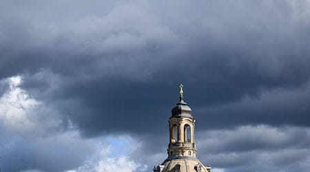 Über Sachsen ziehen am Sonntag zunehmend Wolken auf – am Nachmittag drohen Gewitter mit Starkregen. (Archivbild) / Foto: Robert Michael/dpa