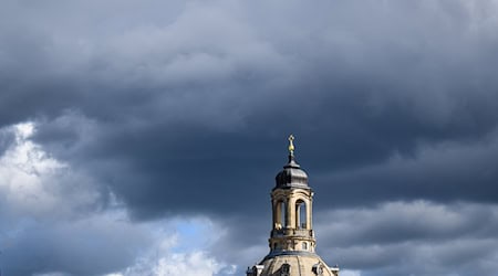 Die Menschen in Sachsen können sich nach regnerischen Tagen auf eine Sommer-Rückkehr freuen. (Symbolbild) / Foto: Robert Michael/dpa