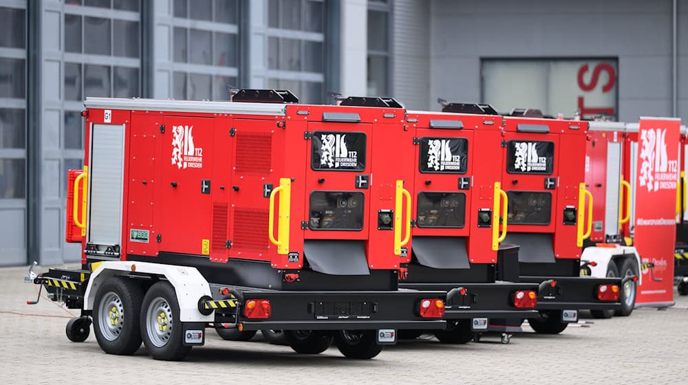 Die mobilen Stromgeneratoren sollen die Versorgung von Rettungsdienst und Feuerwehr zusätzlich absichern. / Foto: Robert Michael/dpa