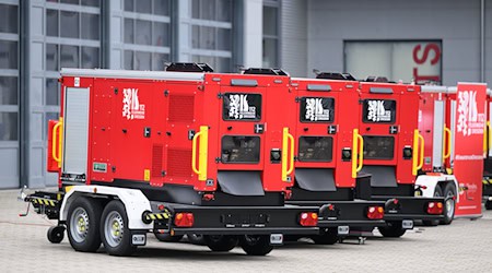 Die mobilen Stromgeneratoren sollen die Versorgung von Rettungsdienst und Feuerwehr zusätzlich absichern. / Foto: Robert Michael/dpa