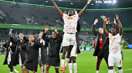 So wie zum Ende der vergangenen Saison will RB Leipzig auch diesmal in Wolfsburg jubeln. (Archivbild) / Foto: Swen Pförtner/dpa