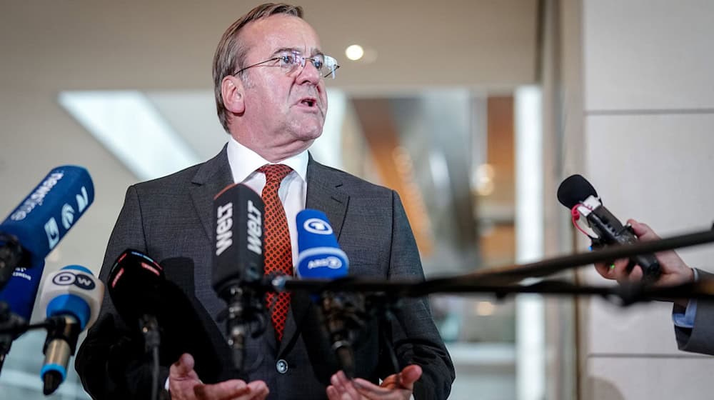 Zwjazkowy zakitowanski minister Boris Pistorius (SPD) přińdźe na konferencu wuchodnych ministerskich prezidentow do Durinskeje. (Archivbild) / Foto: Kay Nietfeld/dpa