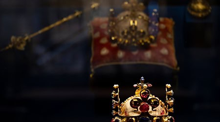 Die Kronjuwelen des einstigen Königreichs Böhmen werden auf der Prager Burg ausgestellt. (Archivbild) / Foto: Deml Ondøej/CTK/dpa
