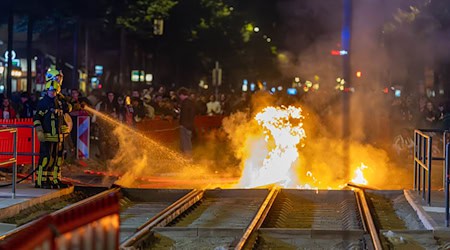 Feuerwehrleute löschen einen Brand auf Gleisen im Leipziger Süden. Dort hatten am Samstagabend Unbekannte randaliert und Polizisten angegriffen. / Foto: ---/EHL Media/dpa