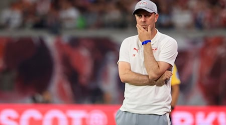 El entrenador del RB Leipzig, Ole Werner, quiere continuar la racha de victorias en Wolfsburgo. / Foto: Jan Woitas/dpa