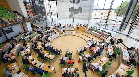 Der Landtag beschäftigte sich bei seiner ersten Sitzung nach der Sommerpause mit zwei Anträgen zum Thema Windkraft / Foto: Robert Michael/dpa