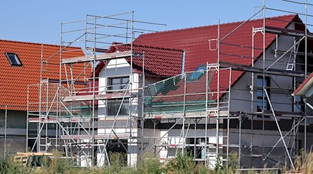 Sachsen regelt die Förderung von Wohneigentum für Familien neu. (Archivbild) / Foto: Jan Woitas/dpa
