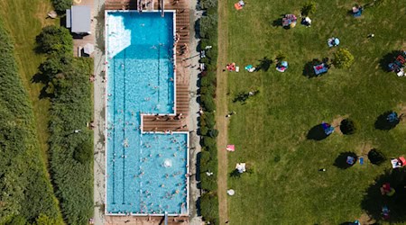 Das Freibad Wostra ist noch bis kommenden Sonntag geöffnet. / Foto: Sebastian Kahnert/dpa