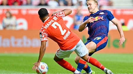 Xaver Schlager musste beim Sieg von RB Leipzig in Mainz verletzt vom Platz. / Foto: Uwe Anspach/dpa