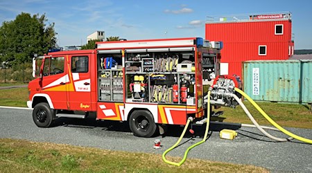 Innenminister Armin Schuster hat Sachsens Feuerwehrleuten für ihren Einsatz gedankt. (Archivbild) / Foto: Jennifer Brückner/dpa