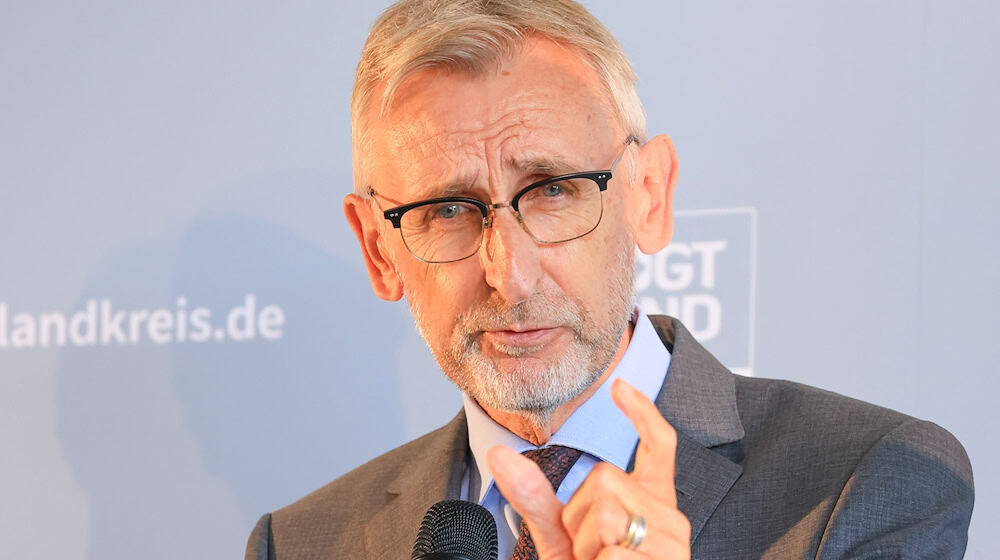 Sachsens Innenminister Armin Schuster (CDU) fordert Kompetenzen für die Polizei bei der Abwehr von Drohnen. / Foto: Jan Woitas/dpa