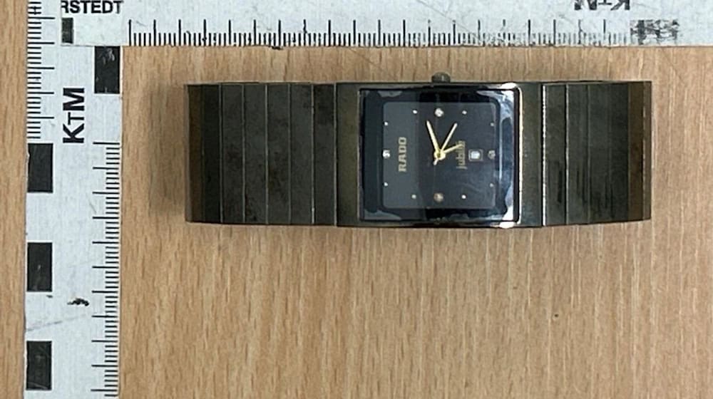 Zehn Jahre war sie verschwunden, nun hat die Polizei die gestohlene Uhr eines 81-Jährigen wiedergefunden. / Foto: Polizei Oberhausen/dpa