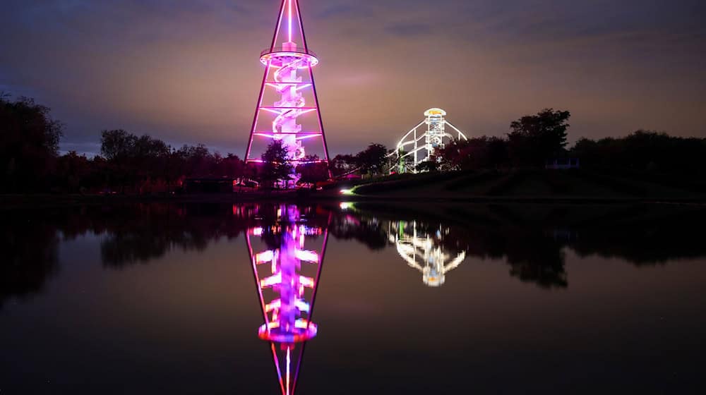 The new adventure pyramid in Sonnenlandpark is already illuminated in the evening. It will open on September 20, complete with viewing platform and slide / Photo: Jan Woitas/dpa
